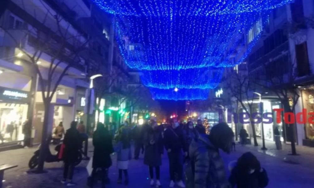 Θεσσαλονίκη: Κοσμοσυρροή έξω από μαγαζιά από πολίτες